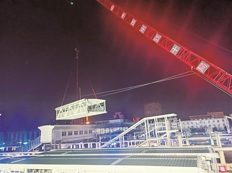 2000吨超级“红巨人”出手 淄博火车站天桥子夜实施吊装