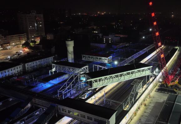 淄博火车站跨铁路双天桥吊装完工