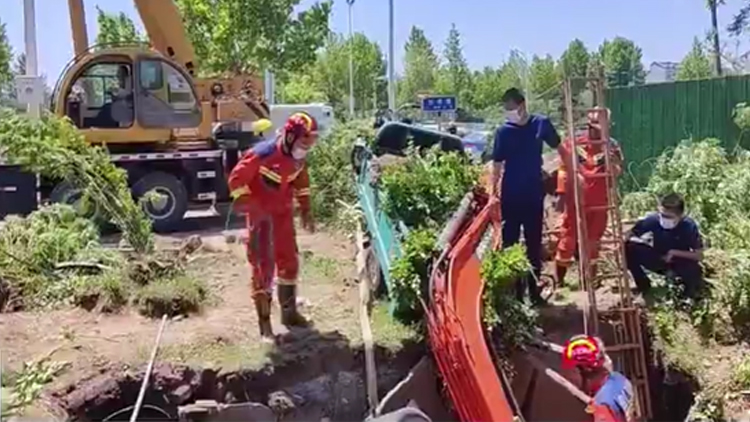 挖掘机陷落污水井 东营消防紧急“凿壁”施救助被困人员脱险