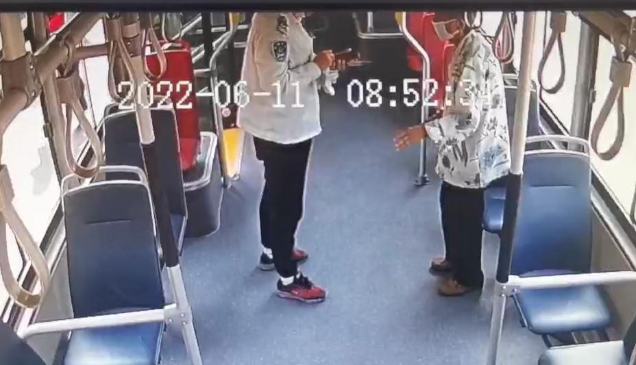 济南：老人乘公交不知回家路 驾驶员暖心守护报警助其回家