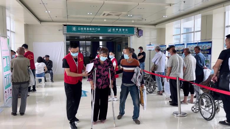 阳信：“红马甲”志愿者为残疾人集中评残办证提供爱心服务