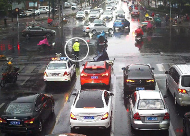 潍坊：女童糖果“卡喉”，交警冒雨跑步开道！