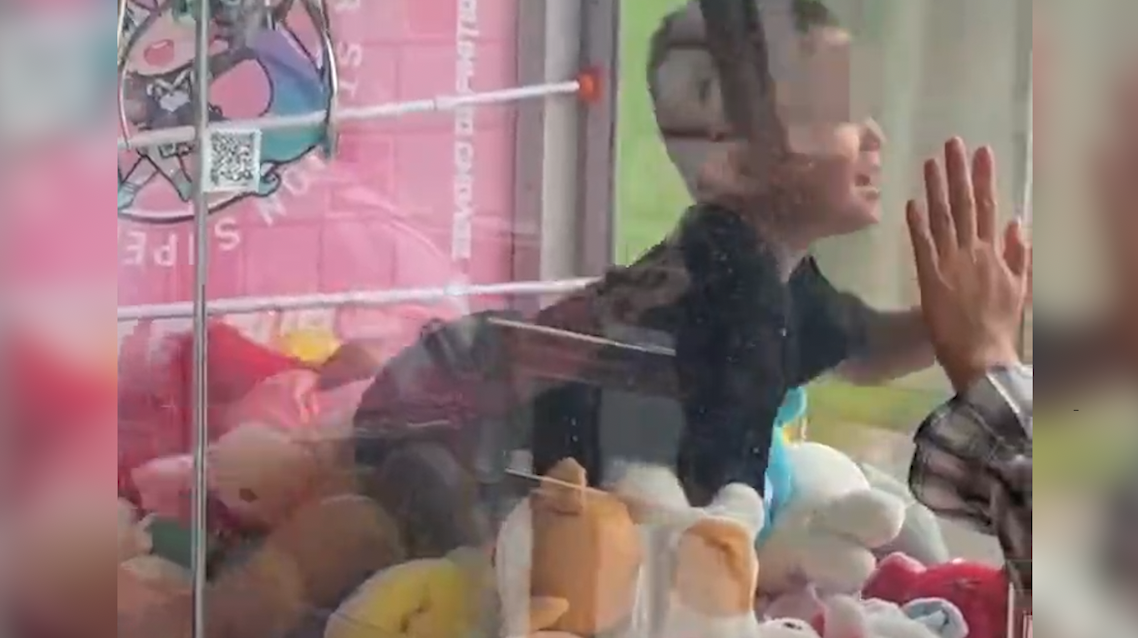 娃娃机惊现“真娃娃”！滨州消防员上演高段位“抓娃娃”