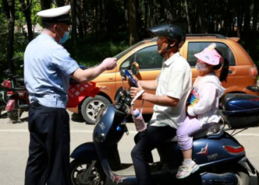“一盔一带”交通安全宣传走进栖霞市翠屏街道迎宾社区
