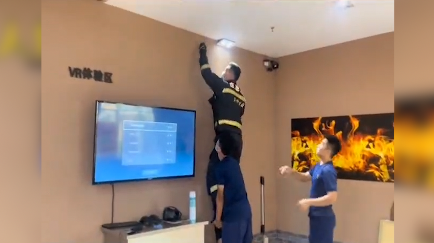 滨州消防宣传员向消防救援人员求助：咱家出现一只蝙蝠