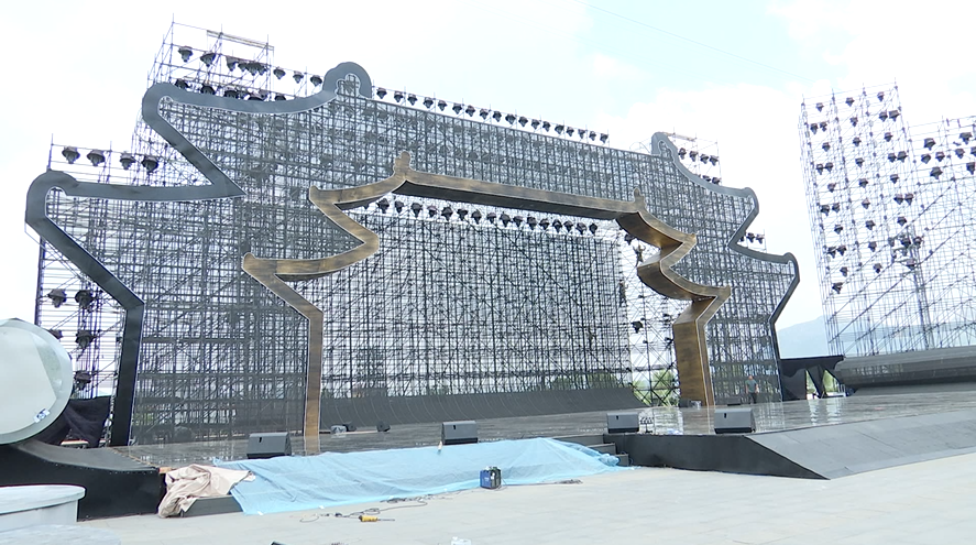 准备就绪旅发大会开幕式舞台搭建完成灯光音响调试完毕