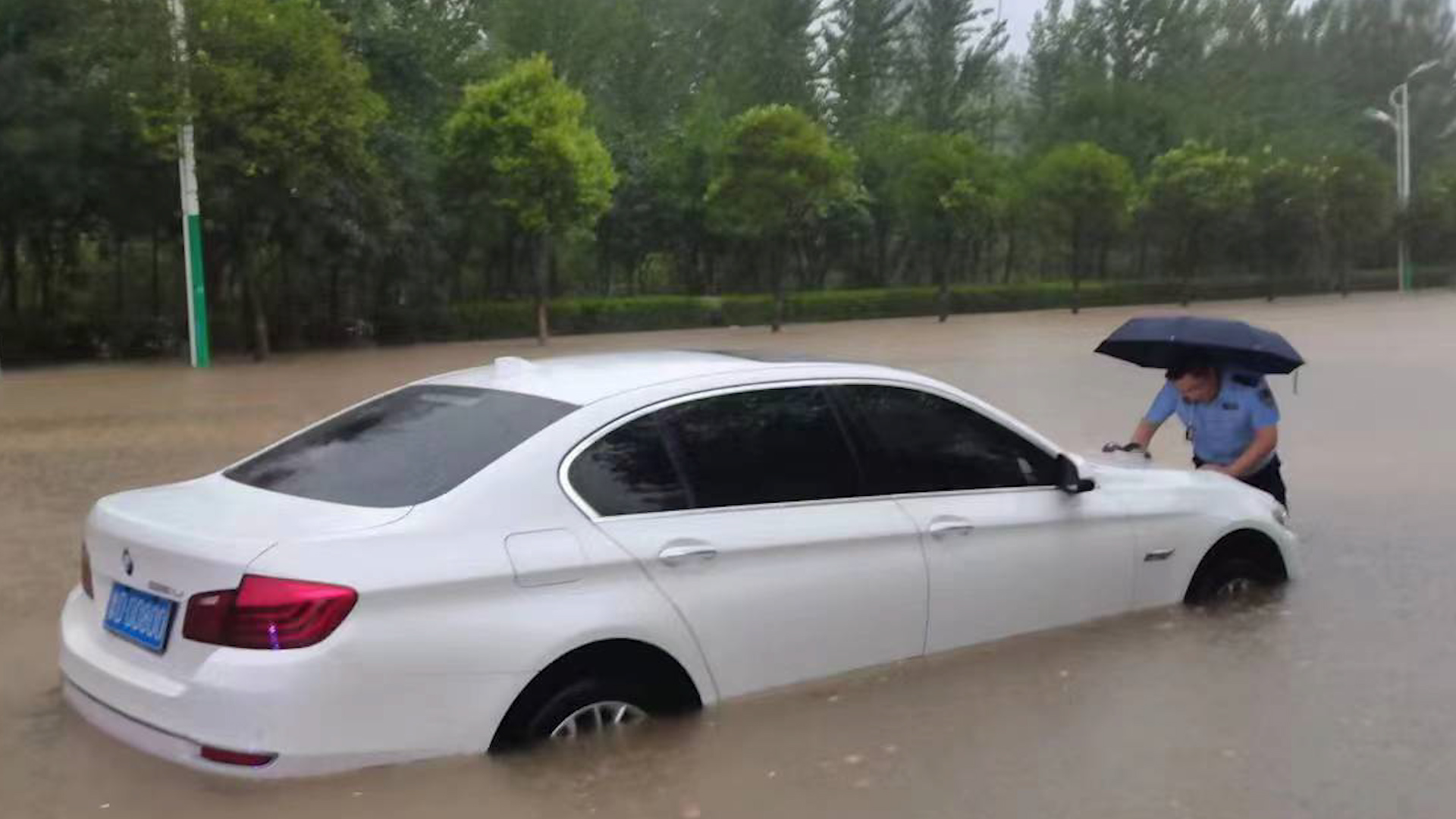 路面积水导致小车被困 枣庄高新民警冒雨施救