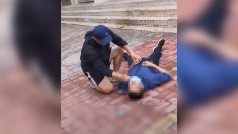 老人暈倒在路邊 濱州民警晨練路過熱心救助