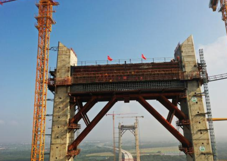 154米高塔“空中牵手”——沾临高速公路黄河特大桥主塔上横梁顺利浇筑