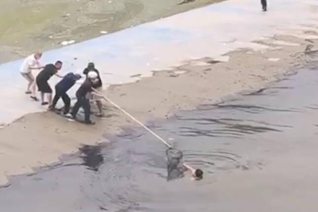济宁正能量 | 一女子落水后，被河边众市民合力救起