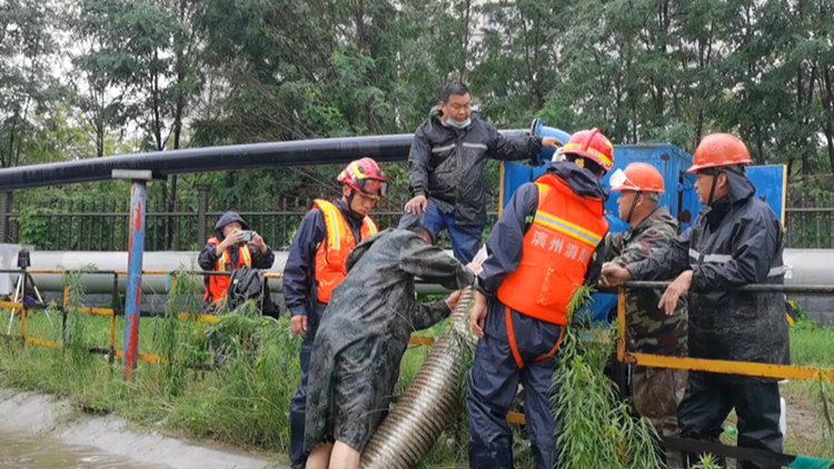 滨州：大雨致一厂区积水内涝 消防紧急排涝救援