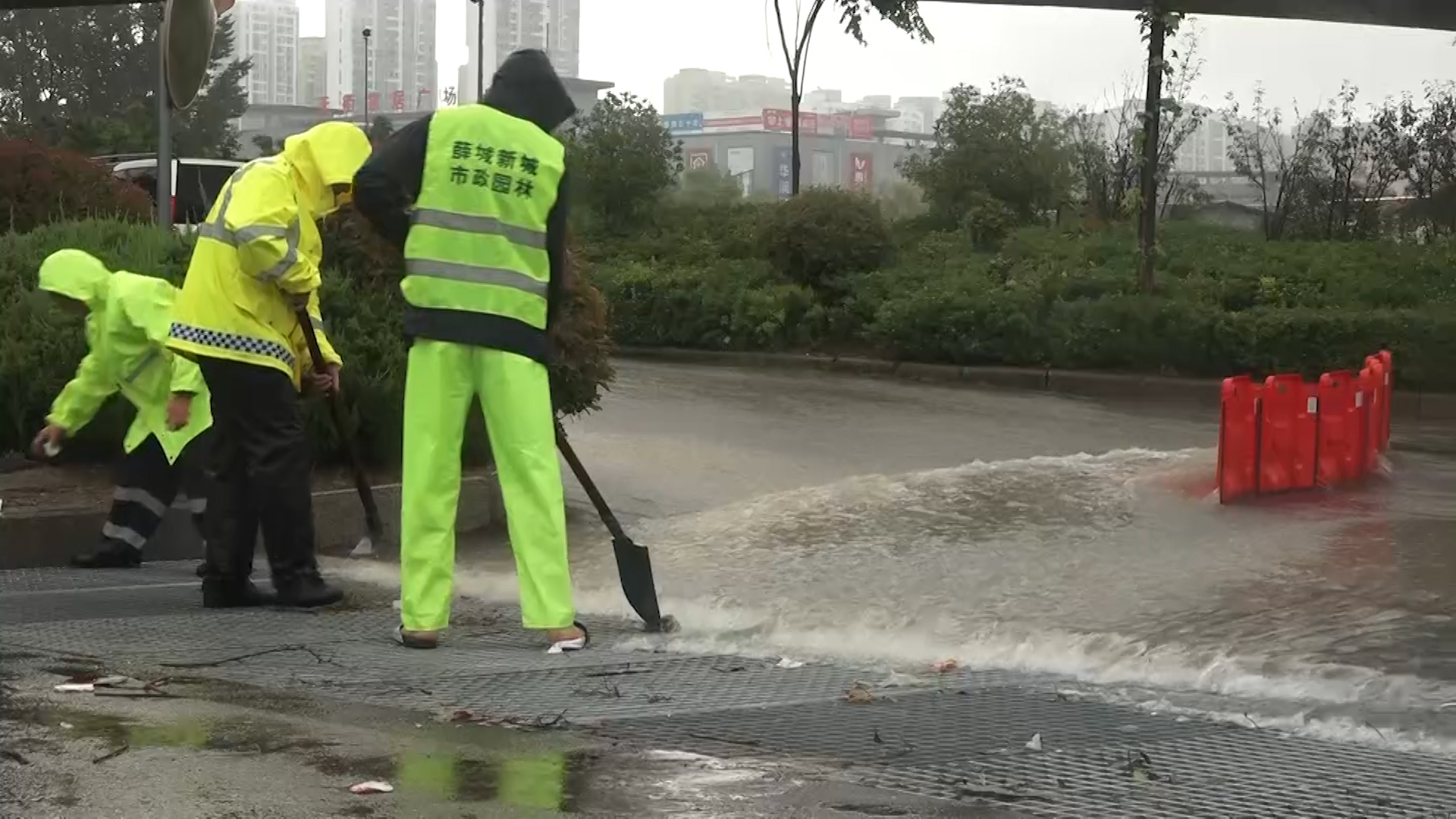 枣庄薛城积极应对强降雨 全力排水保畅通