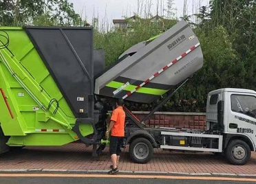 垃圾收运新模式“车车对接”在金沟寨区域启用