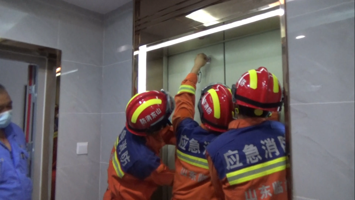 老人与一岁婴儿被困电梯 临沂消防紧急出动