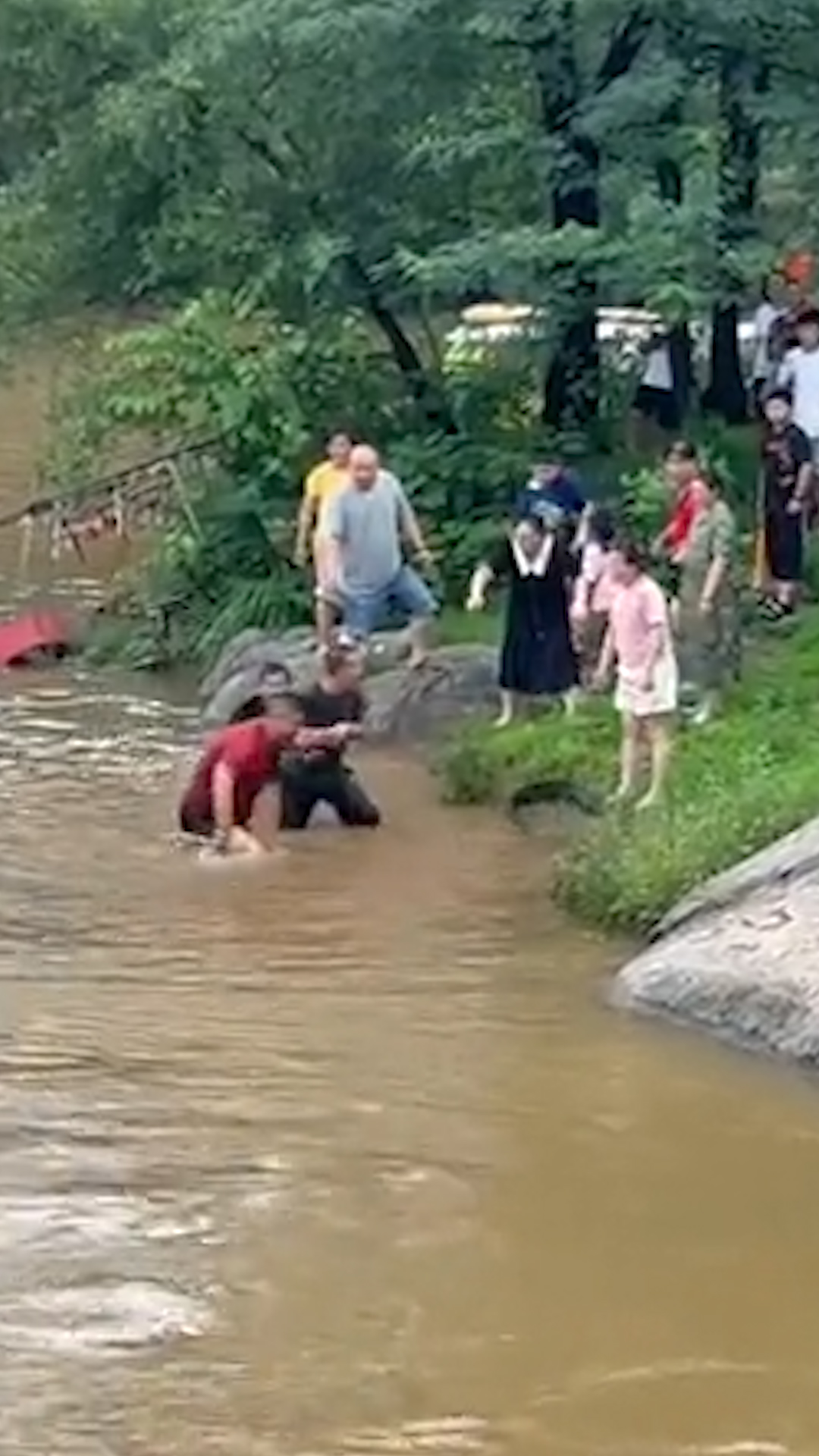 枣庄：男孩不慎落水，被急流越冲越远，三名男子奋不顾身跳下救人