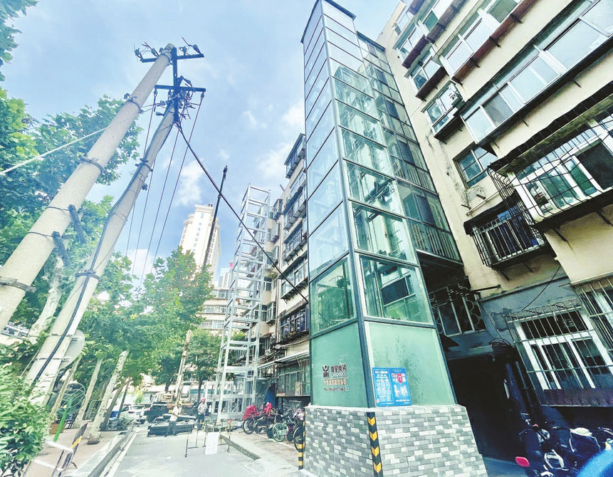 济南乐山小区老楼加装电梯 居民“一键回家”  