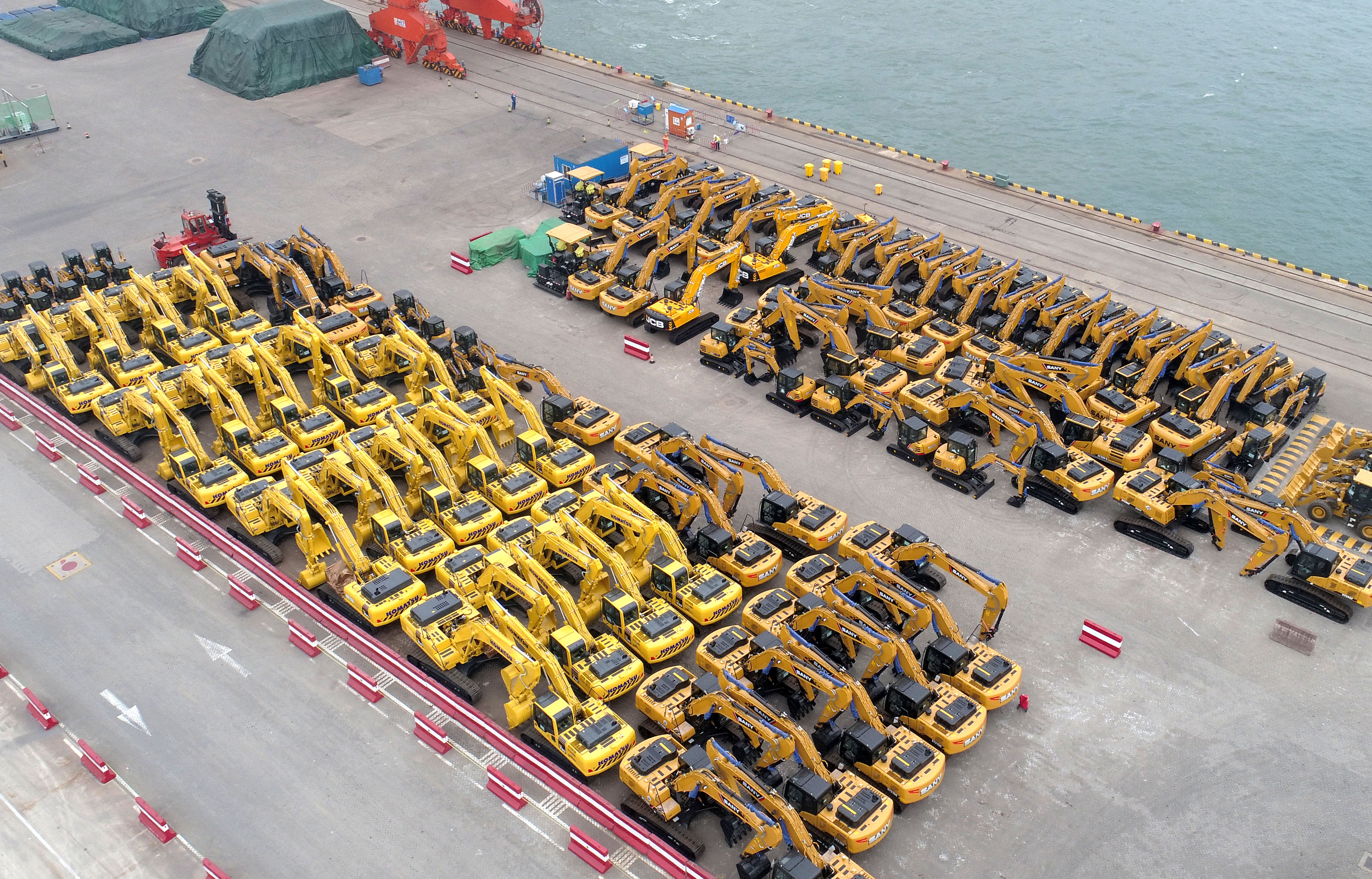 近200台国产工程车辆在山东港口青岛港装船出口海外