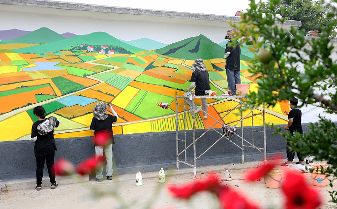 大学生“三下乡”用墙绘扮靓沂蒙乡村