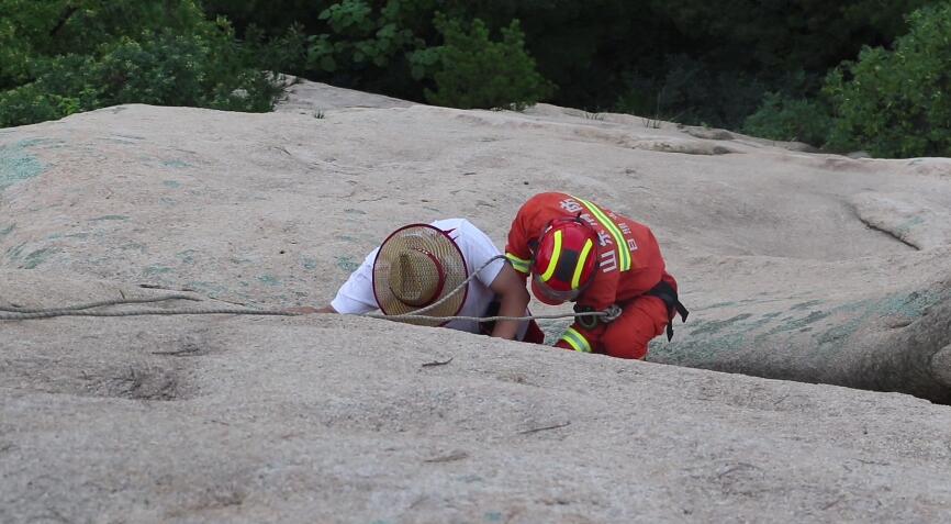 日照游客爬山游玩被困半山腰消防峭壁飞绳营救