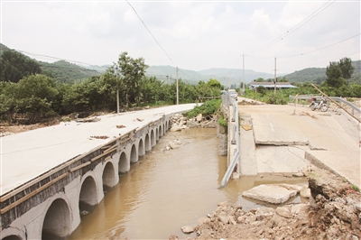 泰山景区特大暴雨灾后抢修正在进行 3天时间建起一座辅桥