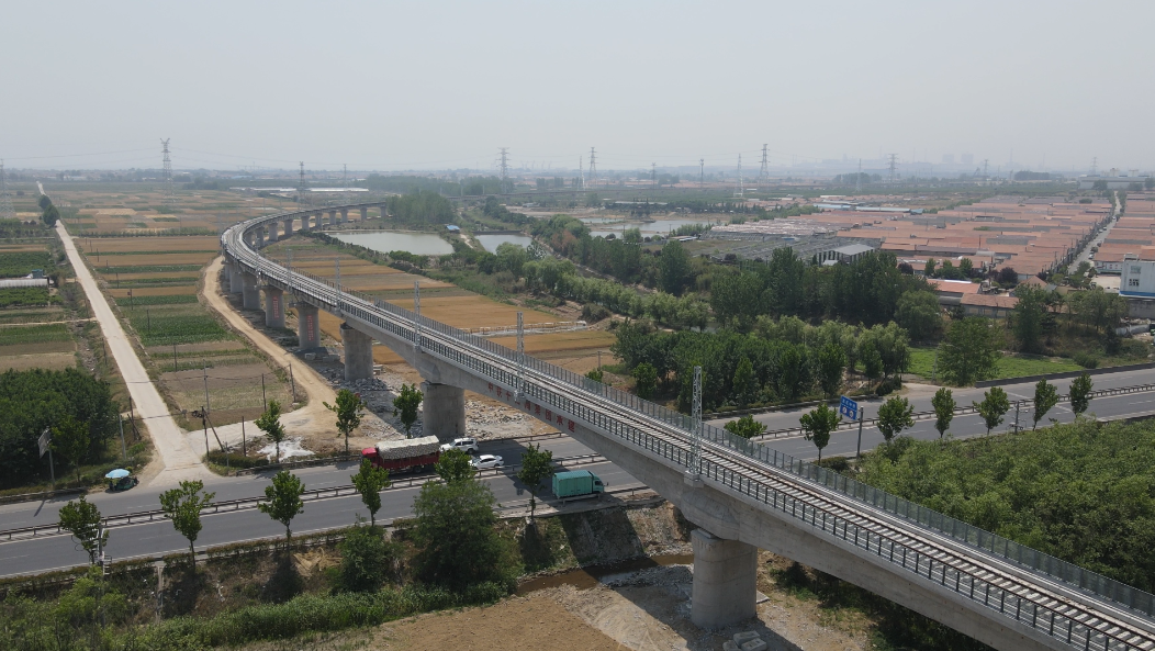 路跨青鹽鐵路轉體橋成功轉體日照嵐山疏港鐵路全線貫通