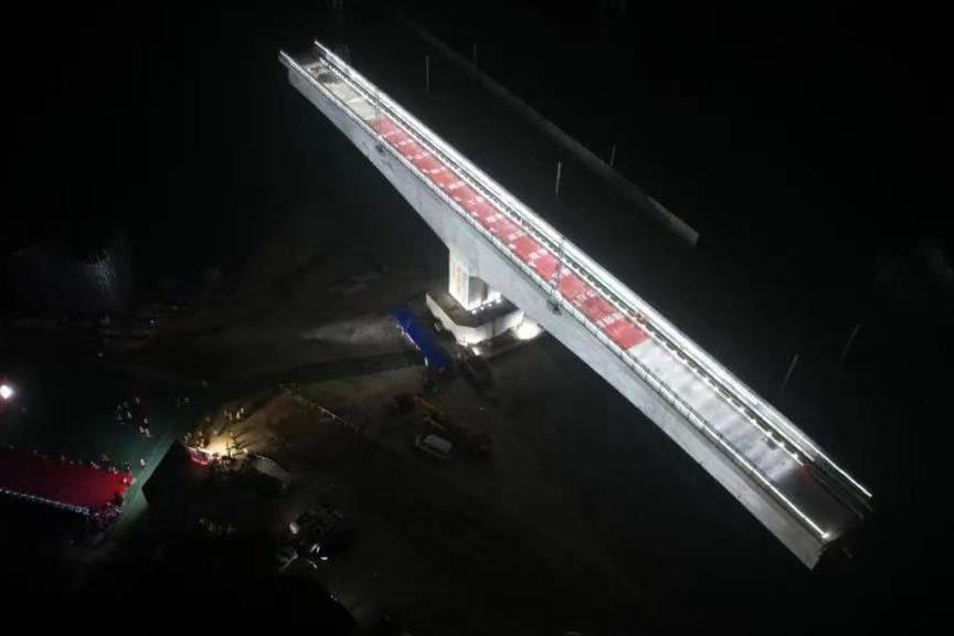 日照岚山疏港铁路跨青盐铁路转体桥转体工作顺利完成