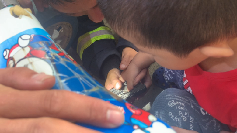 淄博男童手指被卡 6名小朋友为消防员带路