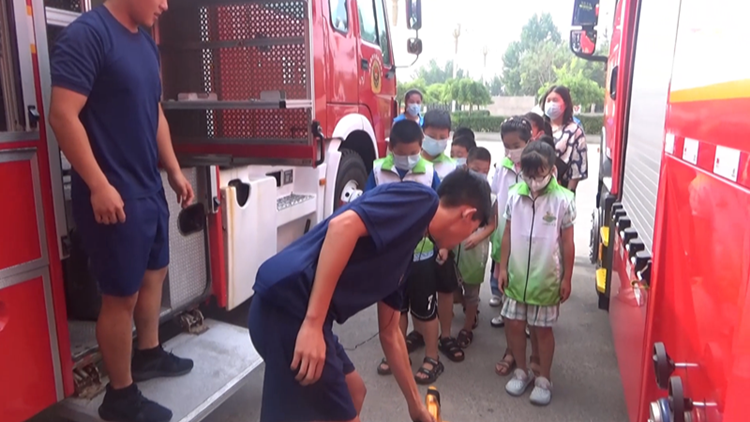 滨州：消防队站开放日迎来“小蝌蚪参观团”