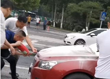 车辆突然自燃，潍坊市民接力上演暖心一幕