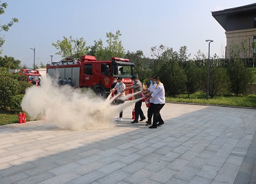 栖霞市消防救援大队为200余人开展消防培训演练