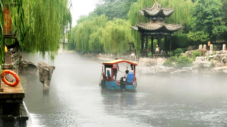 阵雨过后，济南护城河“云雾润蒸”宛若仙境