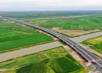 小清河复航工程全线首座桥梁正式通车，今年底下游60公里将试通航  