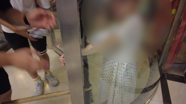 女童左臂被卡酒店旋轉門 濱州消防員及時化險為夷
