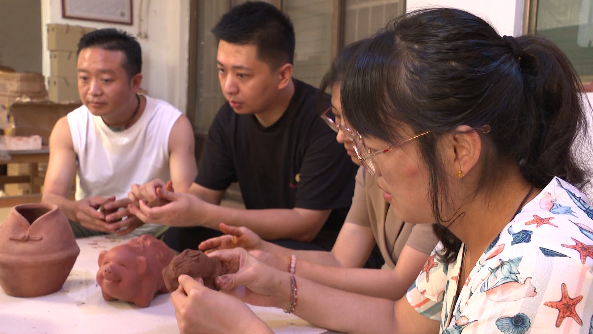让传统手艺焕发生机，枣庄薛城教师走进伏里土陶艺术展馆