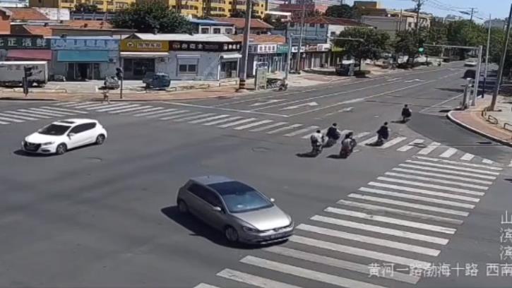 舉報(bào)：學(xué)生不戴頭盔騎電車(chē)曲線行駛！ 濱州交警：安排！