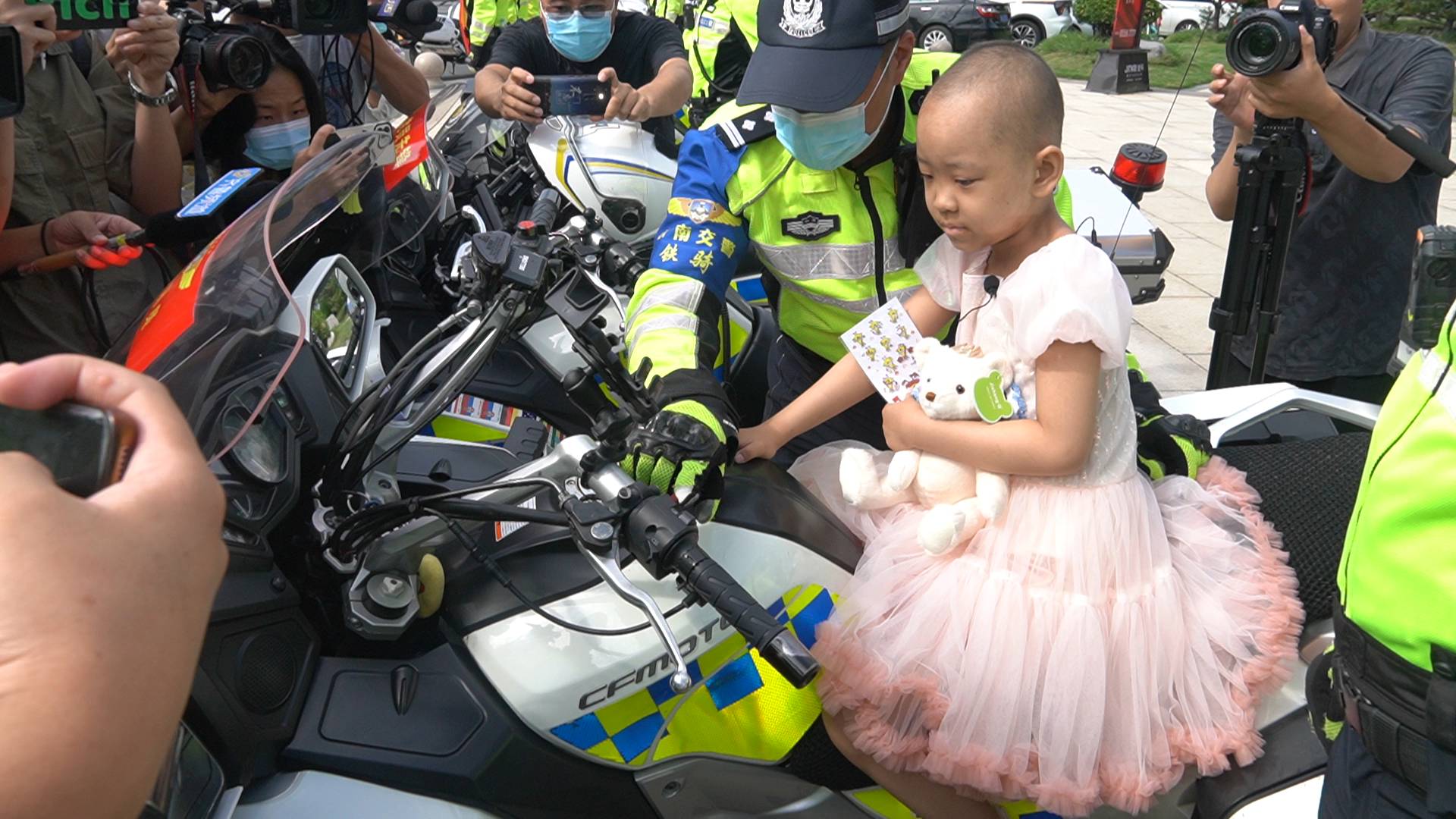 7岁患癌女孩梦想坐大摩托车，济南交警实现她的“骑士梦”