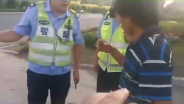 核載7人實載9人 鄒平交警查獲一超員面包車