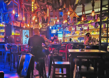 潍坊夜经济：酒吧茶馆咖啡店 年轻人的夜场