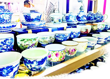 潍坊：陶瓷紫砂展品多 市民“淘宝”热情高