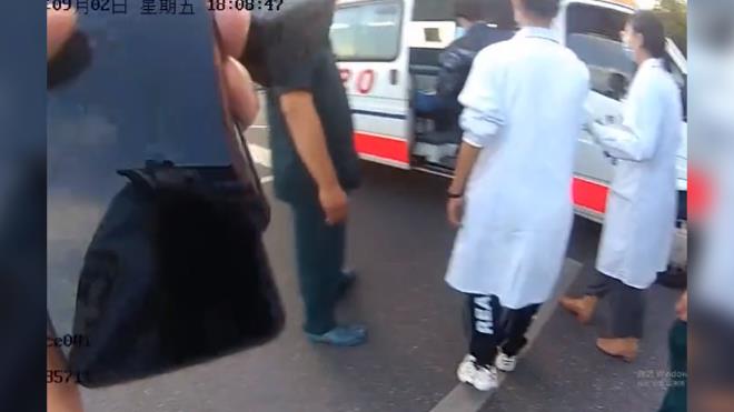 滨州一男子突发癫痫躺在马路中央 警医联手助其脱险