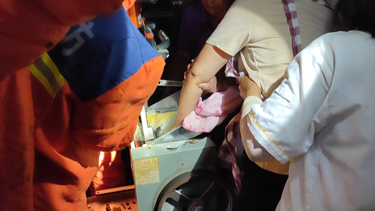 滨州：女子操作压面机不慎卡手 消防紧急救援