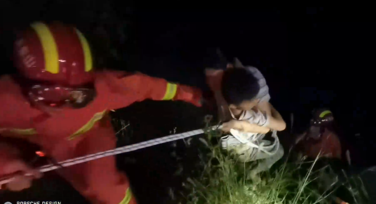 ​4岁男童野外走失跌入废弃石塘 临沂消防夜间搜寻1小时成功救出