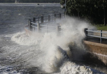 受大风天气影响，威海市区海岸巨浪翻滚
