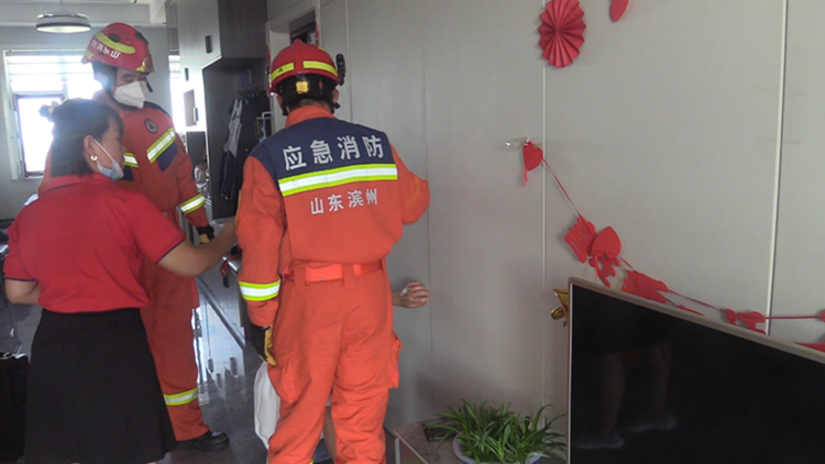 滨州：一岁男孩被反锁卧室 消防救援人员紧急救助