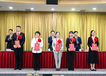 潍坊收听收看山东省“人民满意的公务员”和“人民满意的公务员集体”表彰大会并为受表彰代表颁奖