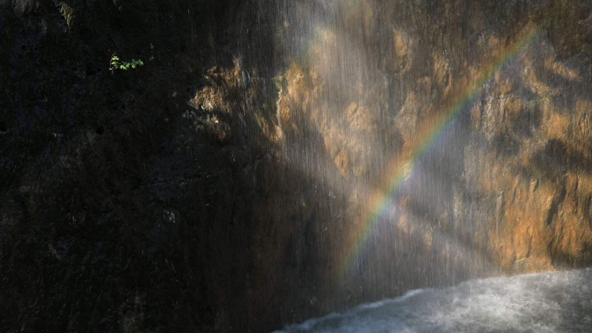 硬核浪漫！枣庄熊耳山瀑布与彩虹同框超壮观