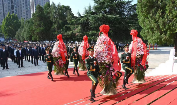 潍坊市举行向人民英雄敬献花篮仪式