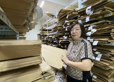 济南六旬女子专卖旧报，600平方米仓库里收藏几百万份老报纸