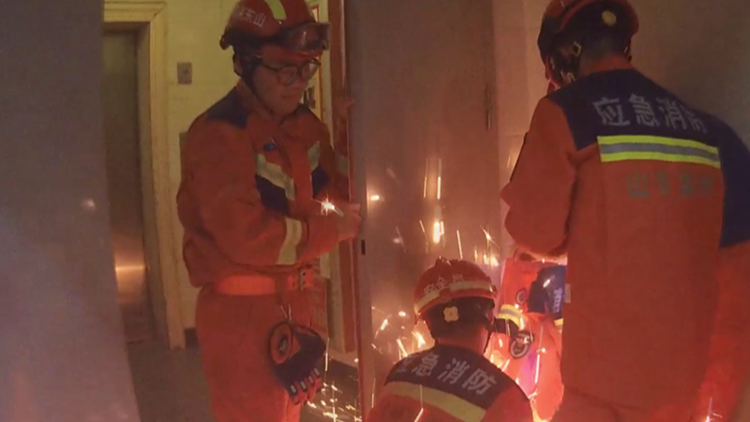 滨州：男孩手被防火门夹住 消防员火速救援助脱困