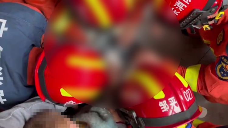 滨州：儿童四根指头卡进压面机 消防紧急救援